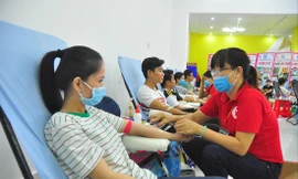 Các bạn trẻ tham gia hiến máu ẢNH: HÒA HỘI 