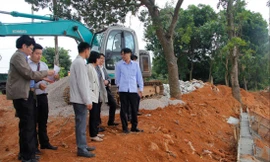 Ðại diện Ban Kinh tế - Ngân sách (HÐND thành phố Hà Nội) khảo sát thực tế công trình xử lý cấp bách chống sạt lở đê tả sông Cà Lồ ở xã Xuân Thu, huyện Sóc Sơn Ảnh: PV 