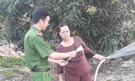 Công an tỉnh Bình Dương phát tờ rơi đến người dân để nhận diện đối tượng Lê Quốc Tuấn