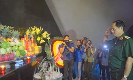 Phó Chủ nhiệm Tổng cục Chính trị QĐND Việt Nam Trần Quang Phương dâng hương tưởng nhớ các anh hùng liệt sĩ tại Nghĩa trang Liệt sỹ Quốc gia A1, tối 26/7 ẢNH: NGUYỄN MINH