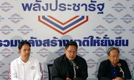 Ông Uttama Savanayana, lãnh đạo đảng Palang Pracharat (giữa) tổ chức họp báo ngày 27/3 sau cuộc tổng tuyển cử Ảnh: Soe Zeya Tun