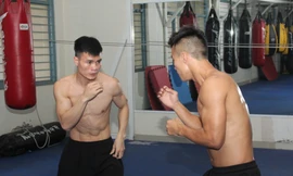 Võ sĩ Nguyễn Văn Ðương (bên trái) ra sức tập luyện cho các mục tiêu tại đấu trường khu vực và thế giới sắp tới. Ảnh: NGÔ TÙNG