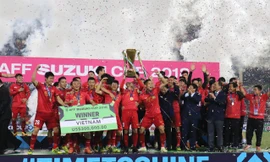 Đội tuyển Việt Nam ăn mừng chiến thắng trên sân vận động Mỹ Đình tối ngày 15/12 Ảnh: như ý