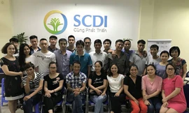 Hiệp (áo kẻ ca rô, ngồi hàng đầu) cùng các thành viên trong tổ chức SCDI 