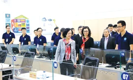 Bà Trương Thị Mai, Ủy viên Bộ Chính trị, Trưởng ban Dân vận Trung ương cùng lãnh đạo BHXH Việt Nam thăm Trung tâm Điều hành Công nghệ thông tin của BHXH Việt Nam