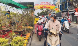 Chợ hoa “trên bến dưới thuyền” 