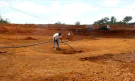 Lòng hồ Dhung Tiên khô cạn 