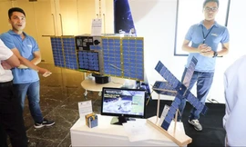 Năm nay, NanoDragon (ngoài cùng bên phải) sẽ được phóng lên vũ trụ 