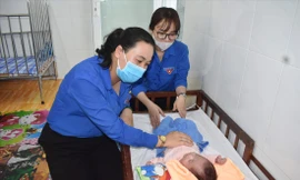 Chị Võ Kim Chuyền, Bí thư Tỉnh Ðoàn Sóc Trăng thăm hỏi trẻ em tại Trung tâm bảo trợ xã hội Sóc Trăng ẢNH: HÒA HỘI