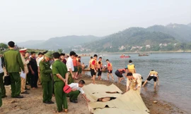 Thi thể các học sinh được đưa lên bờ 