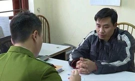 Đối tượng hiếp dâm trẻ em Nguyễn Trọng Trình đang khai báo. Ảnh: PV 