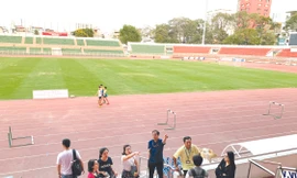 Sân vận động Thống Nhất được kiểm tra kỹ lưỡng trước khi trận đấu diễn ra. Ảnh: NHƯ Ý