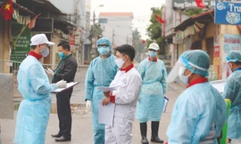 Lực lượng chức năng phong tỏa khu vực liên quan đến bệnh nhân số 243 ở Hạ Lôi, Mê Linh Ảnh: Hoàng Mạnh Thắng