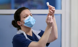 Các nhà sản xuất vắc-xin đang kiểm tra tác dụng của sản phẩm đối với SARS-CoV-2 chủng mới ở Anh. Ảnh: Reuters