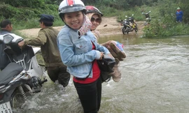 PV thường trú Tiền Phong trên đường tác nghiệp 