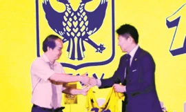 Bầu Đức (trái) tại lễ ký hợp đồng của Công Phượng với CLB Sint Truidense của Bỉ Ảnh: T.VŨ 