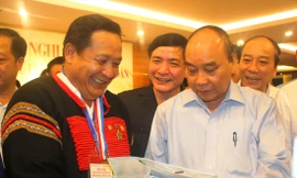 Thủ tướng thăm gian hàng trưng bày đặc sản Tây Nguyên 