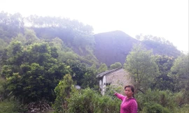 Việc nổ mìn khai thác than ảnh hưởng đến nhà dân Ảnh: Nguyễn Thắng