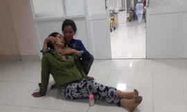 Mẹ của sản phụ Võ Thị Bích Liễu khóc ngất tại bệnh viện