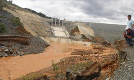 Sự cố vỡ đường dẫn tại thủy điện Sông Bung 2 từng gây ra hậu quả nghiêm trọng Ảnh: H. Văn