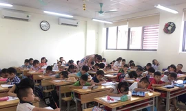 Lớp học quá tải luôn là nỗi ám ảnh của phụ huynh học sinh