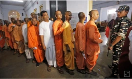 Binh lính cầm vũ khí gác tại một điểm bầu cử tại Kolkata ngày 19/5 Ảnh: Reuters