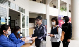 Phát khẩu trang miễn phí cho sinh viên Ảnh: Diệp Anh