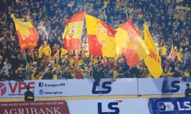 V-League khiến thế giới ngỡ ngàng vì các sân bóng cuồng nhiệt CÐV. Ảnh: Anh Tú 