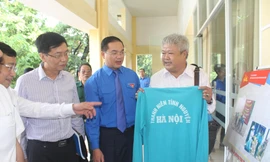 Nguyên Bí thư Đoàn ĐH Y Hà Nội giữ chiếc áo xanh tình nguyện có in dòng chữ: “Thanh niên tình nguyện HÀ NỘI" như một kỷ vật cuộc đời ẢNH: AN KHOA