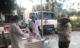 Bác sĩ Hương phát thuốc cho bệnh nhân Ảnh:Thái Hà 