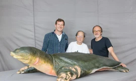 PGS.TS Hà Đình Đức chụp ảnh cùng hai nhà chế tác người Đức 