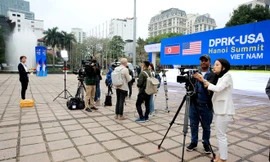 Phóng viên các hãng thông tấn quốc tế đang tác nghiệp tại Hà Nội Ảnh: Hồng Vĩnh