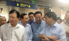 Chủ tịch HĐTV - Tổng Giám đốc Hà Nội Metro Vũ Hồng Trường tháp tùng lãnh đạo Chính phủ và lãnh đạo thành phố trong một lần thị sát, kiểm tra tàu chạy thử