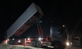 Một xe container được hoán cải thành xe ben “khủng” chở cát Ảnh: Võ Hóa 
