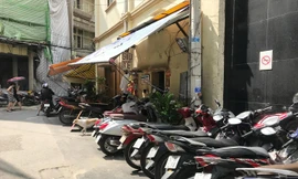 Các điểm giữ xe trong nhà lấn chiếm hành lang hẻm làm nơi để xe gây mất an toàn giao thông