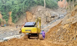 Máy xúc của Sở Giao thông Vận tải Quảng Nam mở đường thông tuyến vào hiện trường sạt lở tại thôn 1, xã Trà Leng, huyện Nam Trà My, Quảng Nam Ảnh: cảnh huệ 