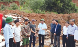 Đồng chí Bùi Văn Cường (đứng giữa), Bí thư Tỉnh ủy thăm vùng thiệt hại do mưa lũ 