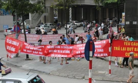 Băng rôn đỏ rực tại chung cư The Westa