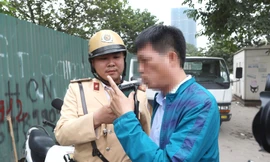 Luật ra đời nhằm từng bước thay đổi hành vi uống rượu, bia. Trong ảnh là lực lượng cảnh sát giao thông Hà Nội kiểm tra nồng độ cồn người điều khiển phương tiện giao thông Ảnh: Như Ý