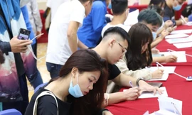 Thí sinh xác nhận nhập học tại trường ÐH Hà Nội Ảnh: Diệp An 