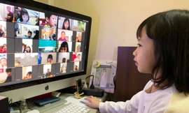 Học sinh học trực tuyến tại nhà trong giai đoạn giãn cách xã hội để phòng chống COVID-19. Ảnh: Như Ý