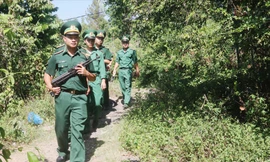 Lực lượng biên phòng TP Ðà Nẵng xuyên rừng Hải Vân truy tìm đối tượng Triệu Quân Sự Ảnh: Nguyễn Thành