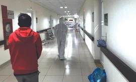 Đưa bệnh nhân nghi nhiễm đến khu vực cách ly tại BV Bệnh Nhiệt đới T.Ư Ảnh: Th.Hà