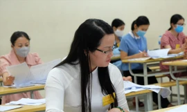 Chấm thi môn Ngữ văn tại kỳ thi tốt nghiệp THPT 2020 (ảnh có tính minh họa) Ảnh: Nghiêm Huê