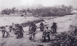 Các TNXP vận chuyển đất đá bằng xe cút kít trên Công trường 12B. Ảnh: T.L