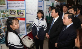 Ban tổ chức nghe học sinh trình bày dự án trong cuộc thi Khoa học kỹ thuật cấp quốc gia khu vực phía Bắc