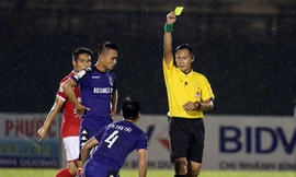 Trọng tài Trần Văn Lập được cho là có những tiếng còi chưa chính xác khi điều khiển trận đấu trên sân Gò Đậu
