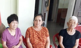 Bà Cao Thị Dậu (ngoài cùng bìa trái) đã trở về với mẹ (ngoài cùng bìa phải) và gia đình sau 30 năm mất tích 