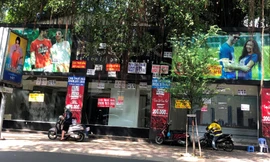 Biển cho thuê nhà, rao vặt ngày càng nhiều trên đường Hai Bà Trưng, Q.1, TPHCM (ảnh chụp ngày 21/8) Ảnh: U.P