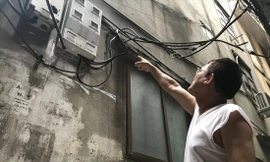 Ông Nguyễn Ðắc Hà, ở nhà số 5, ngõ 265 Nguyễn Trãi (Thanh Xuân Trung, Thanh Xuân, Hà Nội) giật mình khi hóa đơn tiền điện tăng gấp đôi trong tháng 6 Ảnh: Bình Phương